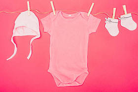 婴儿衣服的顶部视图红色隔离绳