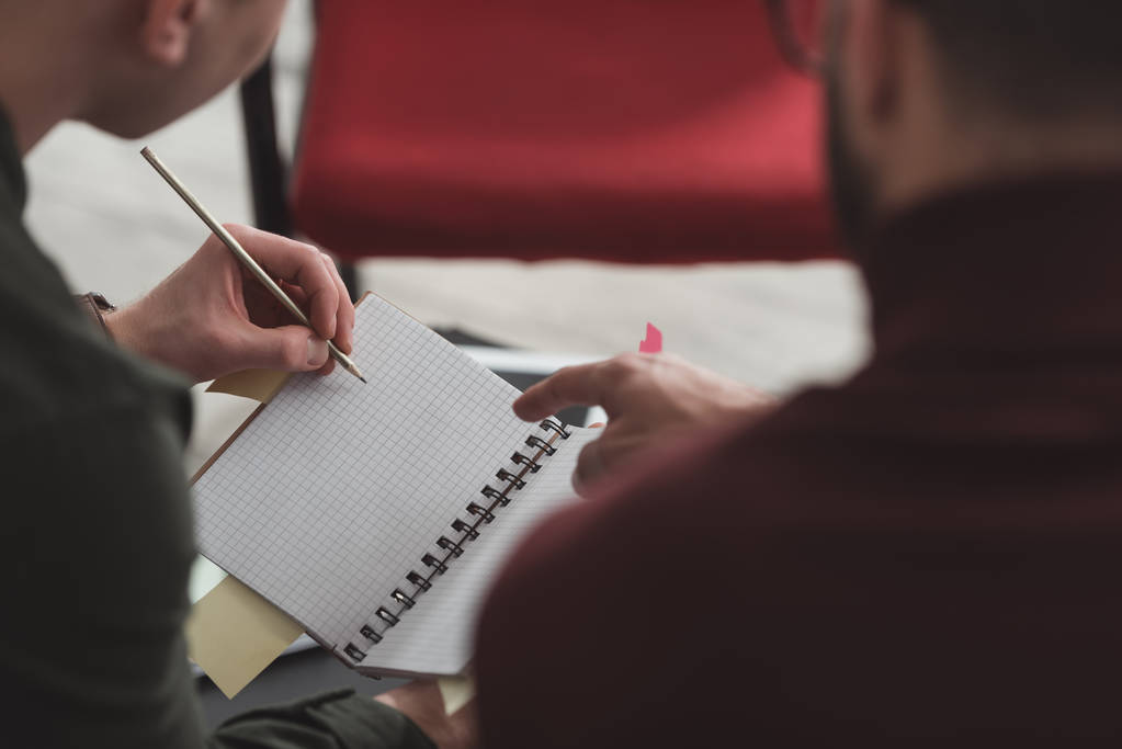 被裁剪的人的形象指向的东西在朋友的笔记本在图书馆 被裁剪的人的形象指向的东西在朋友的笔记本在图书馆