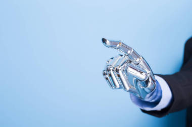 機器人手觸摸藍色背景的東西