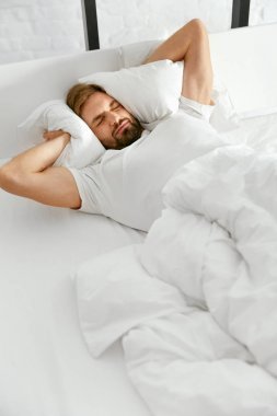 早上起床。男人感覺很難醒來圖片