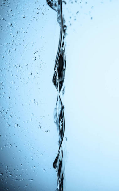 流动的水纹理与水滴, 隔离在白色