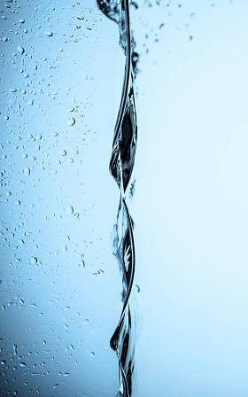 流动的水纹理与水滴, 隔离在白色