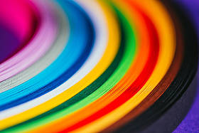 紫色的彩色明亮的 quilling 纸条纹的关闭