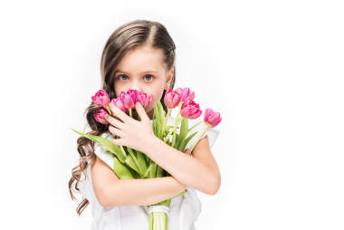 可愛的孩子的肖像與花束的手在白色, 母親日概念隔離