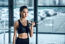 健身房哑铃运动的年轻女子