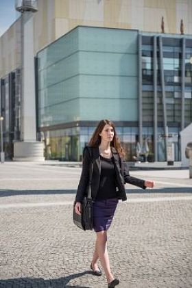 走在匆忙的商界女强人照片
