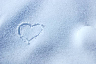 写在雪中的心形符号图片