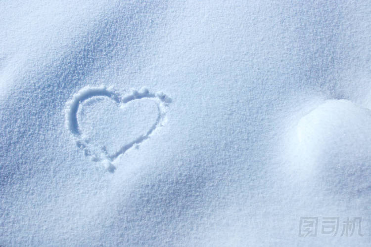 寫在雪中的心形符號圖片
