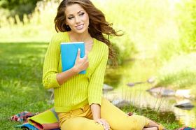 本书在春天公园里的漂亮女孩图片