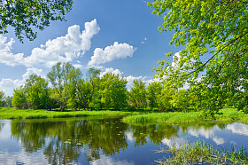 春天景观与 narew 河和蓝蓝的天空上的云