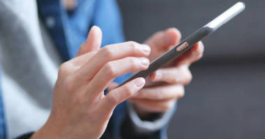 在線使用移動電話的女人