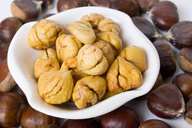 在一个碗中的去皮的板栗