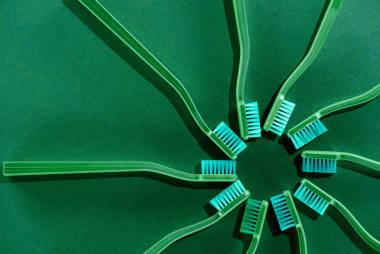 綠色牙刷圓構(gòu)圖的頂部