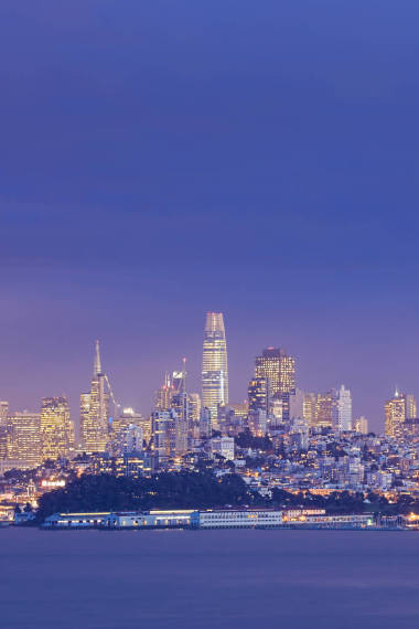 橫跨海灣的舊金山的垂直夜景