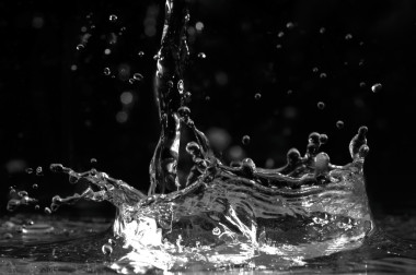 水濺在黑色背景上