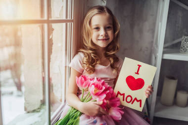 可愛(ài)的小女孩在家里圖片