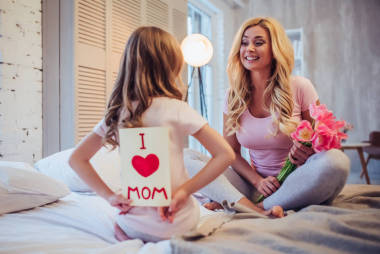 媽媽和女兒在家里圖片