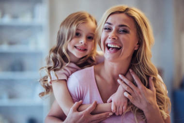 媽媽和女兒在家