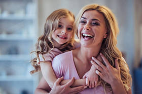 妈妈和女儿在家