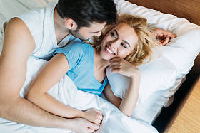 早上在床上拥抱女友的男朋友的顶上的看法