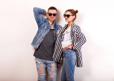 美麗的時尚情侶與太陽鏡在白色背景。時尚風