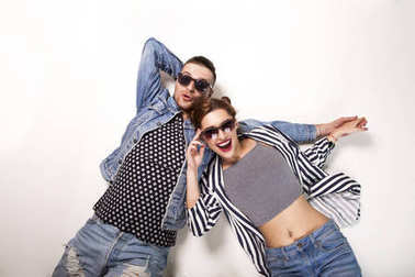 美麗的時(shí)尚情侶與太陽鏡在白色背景。時(shí)尚風(fēng)