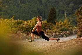 适合户外伸展肌肉的年轻女子肖像