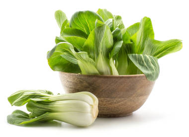 鮮白菜 (白沙) 在一個木碗里一棵白菜在白色 backgroun 附近被隔絕了