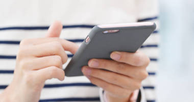 手机在手上工作的女士