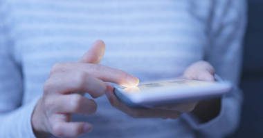 晚上在家使用手机的妇女图片