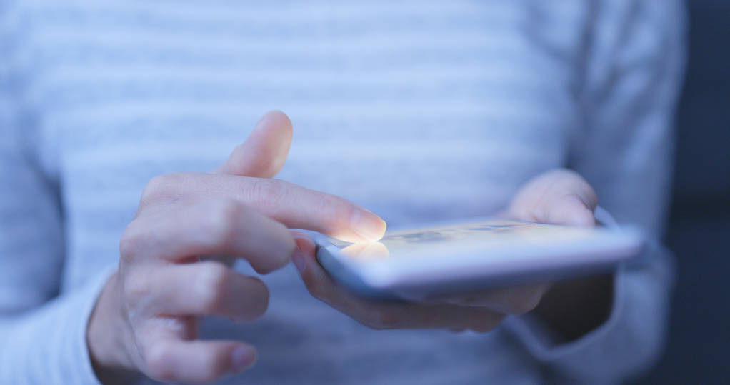 晚上在家使用手机的妇女图片 晚上在家使用手机的妇女图片