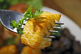 木薯, 传统的巴西食物在叉子, 关闭看法