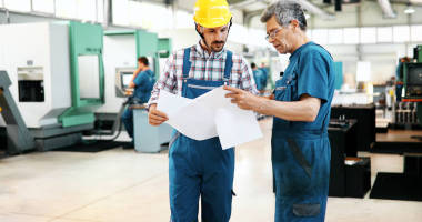 英俊的工程師在金屬行業(yè)工廠工作的肖像