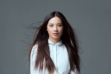 美麗的年輕黑發(fā)女子看看相機(jī)的肖像