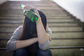 抑郁症妇女酗酒问题与地下图片