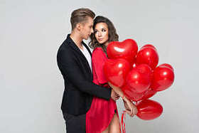 快乐情侣与红气球。情人