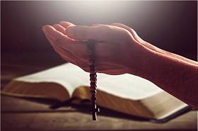 在男性手中蜡烛图片