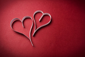 两个情人节纸做的爱心