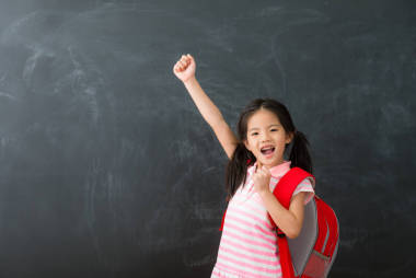 站在黑板背景的小女孩圖片
