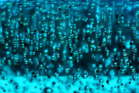 氧气泡在清澈湛蓝的水里, 靠近。矿泉水。富含氧气的水。生态清洁海洋、环境的概念