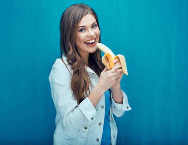 微笑的女人吃香蕉