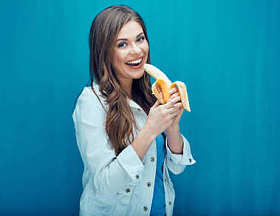 微笑的女人吃香蕉