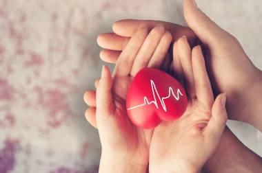 男人和女人拿著紅色的心