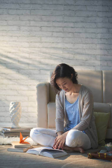 漂亮的日本女人读一本书中的民族传统