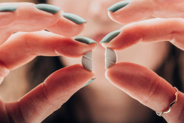 女性手部墜丸的部分視角