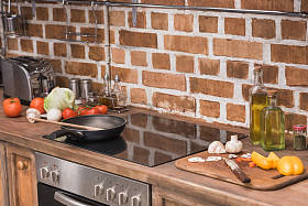 厨房炉灶上的煎锅和木铲图片