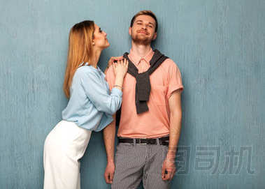 時(shí)尚女孩和家伙在出口衣服擺在一個(gè)藍(lán)色的 backgrou