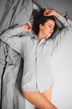 清晨躺在床上的女人.照片