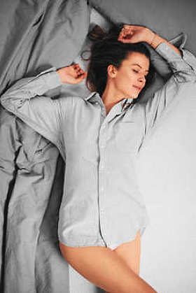 清晨躺在床上的女人.照片