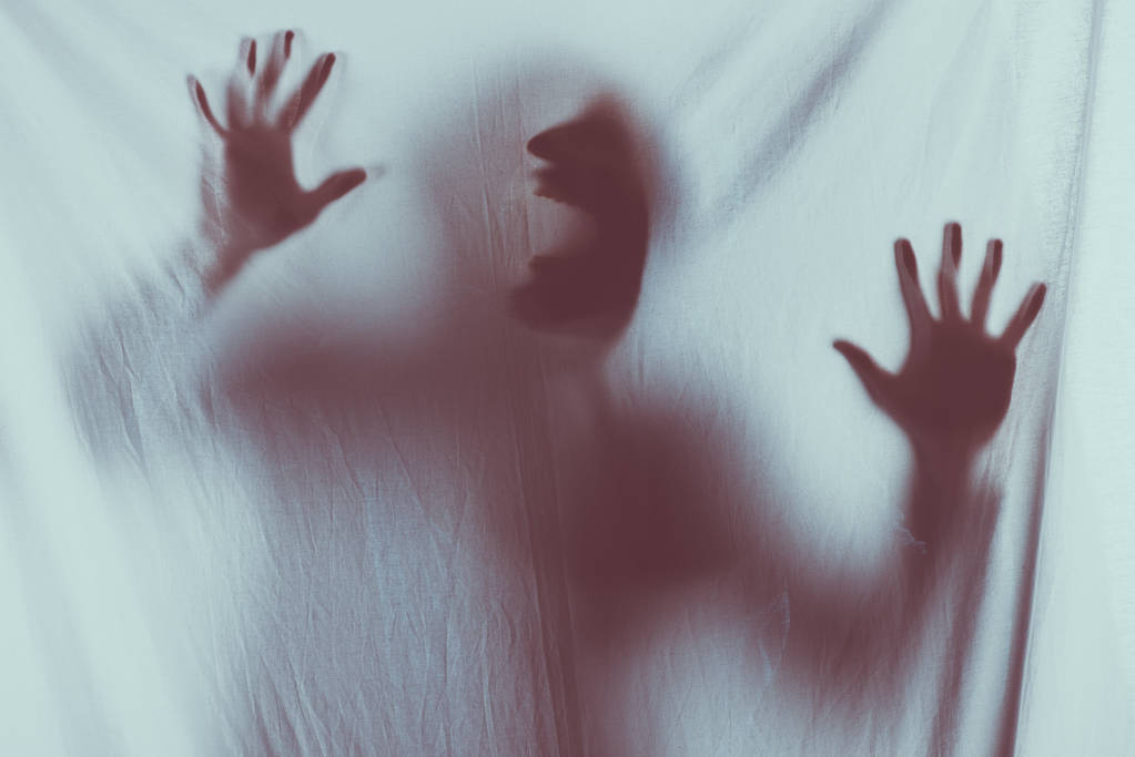 可怕模糊的人影, 无法辨认的人在面纱后面尖叫